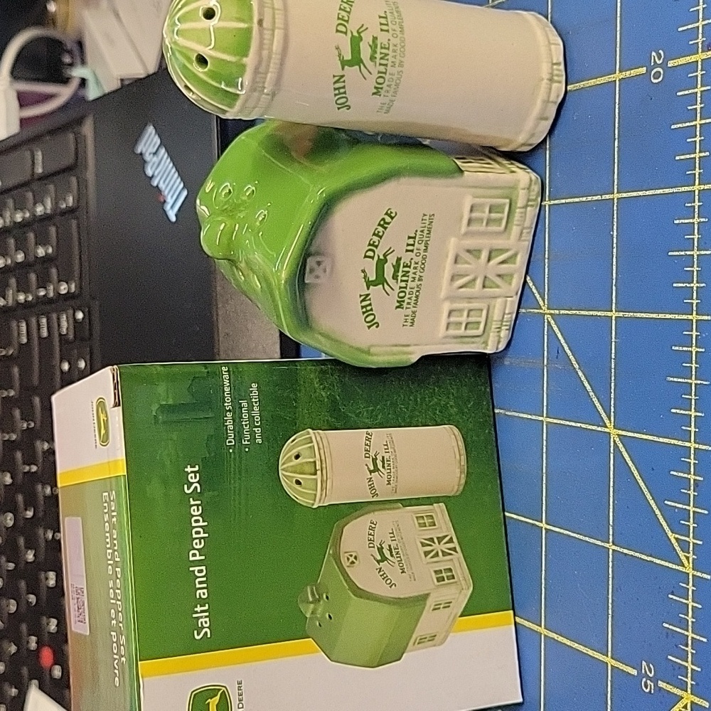 John Deere Barn & Silo Salt & Pepper Shaker Set 3" x 3.5